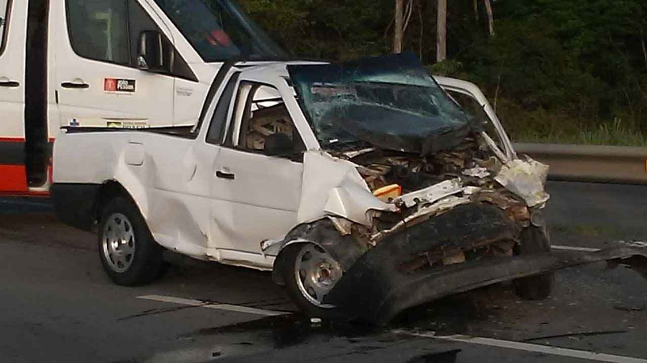 Homem morre após colisão frontal entre carro e caminhão na BR-230, em Santa Rita