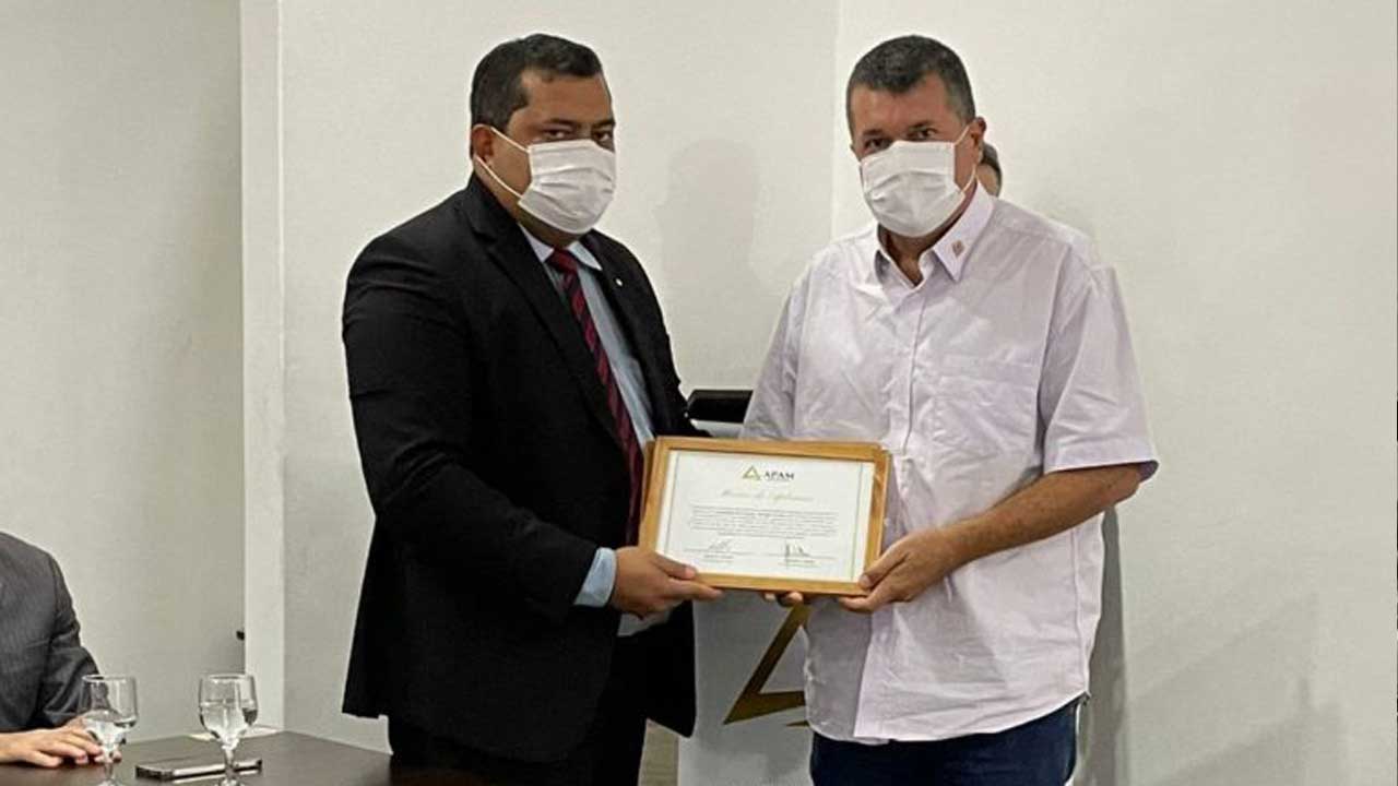 Presidente da Famup recebe homenagem da Apam pela luta em defesa da advocacia municipalista