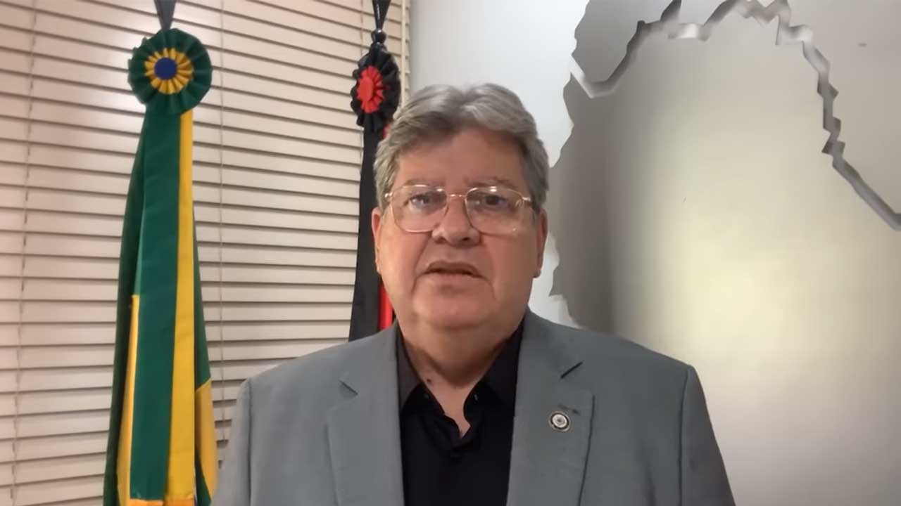 João Azevêdo diz que não vai tolerar indisciplina e quebra de hierarquia na PM e ameaça recorrer à Justiça para acabar com “greve branca”