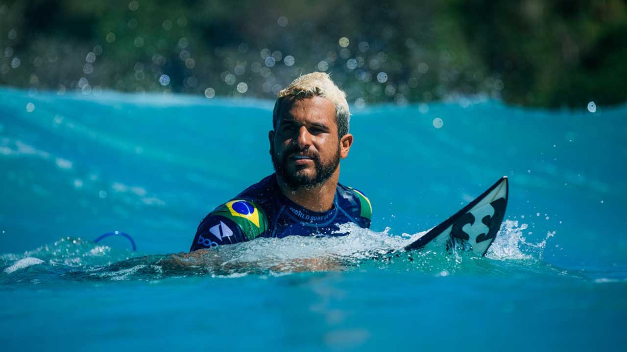 Mundial de Surfe: Italo Ferreira vence na estreia e avança em Pipeline