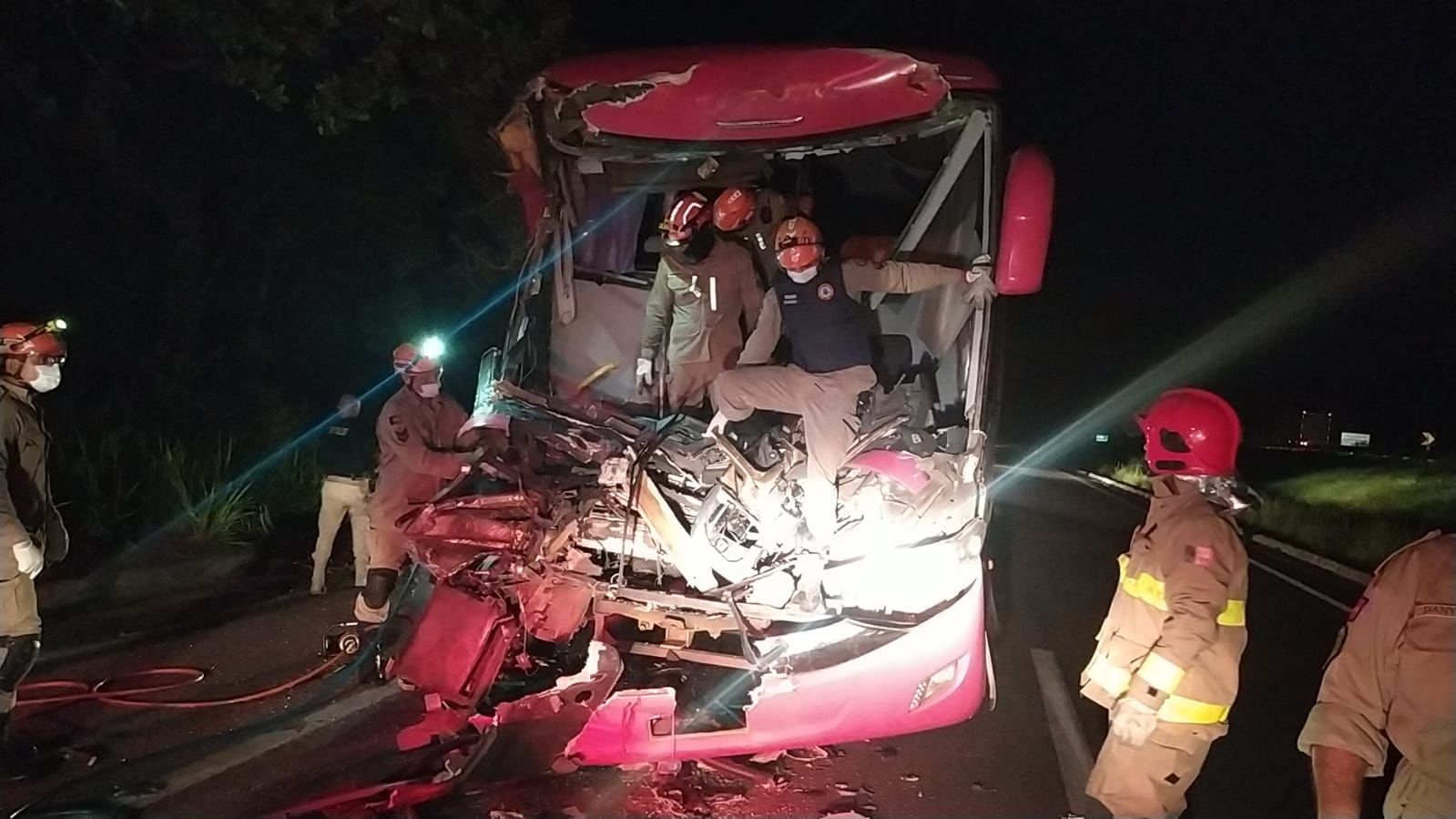 Colisão entre ônibus e carreta deixa dois mortos e cerca de 14 feridos na BR 101