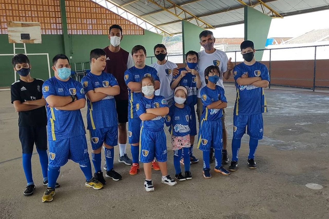 Comerciante cria time de futsal para ajudar o filho com síndrome de Down