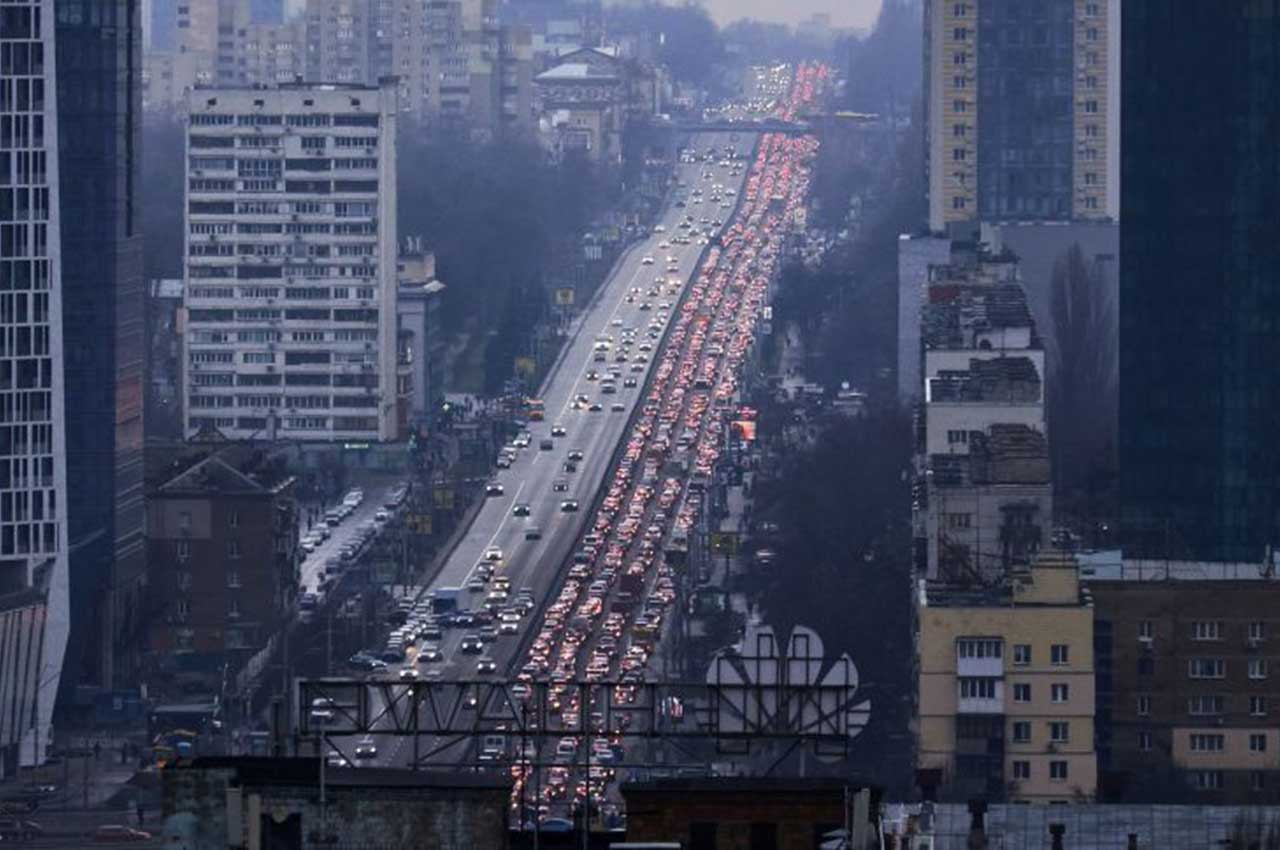 Longas filas de carros tentando sair da capital da Ucrânia após ataque da Rússia