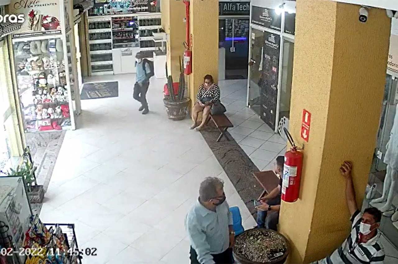 Dupla assalta loja de celular em shopping de CG e na fuga promove tiroteio