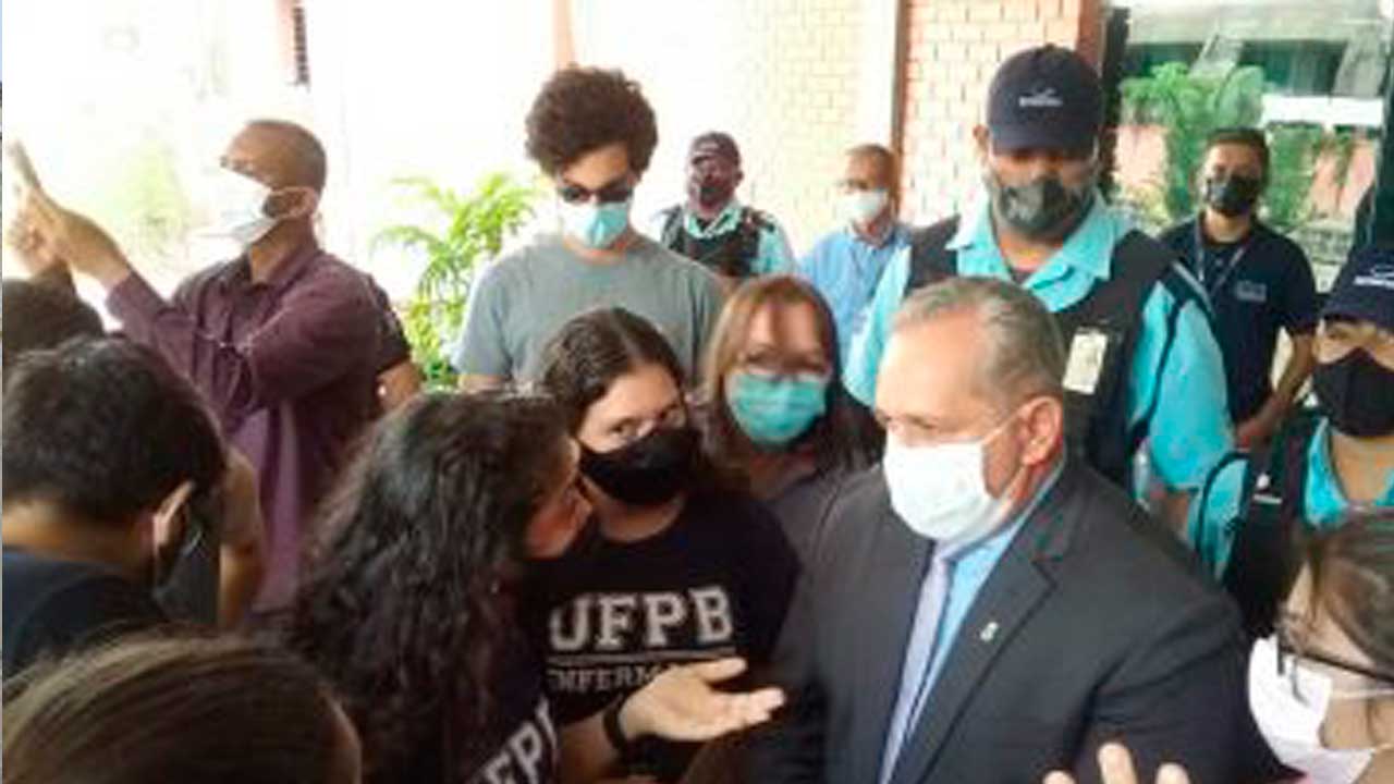 Estudantes protestam em frente a UFPB em favor do retorno das aulas presenciais