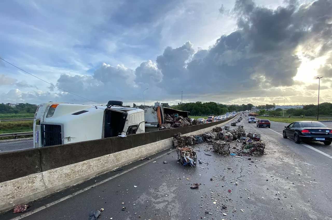 Carreta tomba e provoca congestionamento na região das Três Lagoas, em João Pessoa