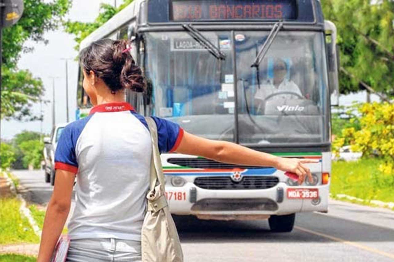 Estudante esperando o onibus em uma parada