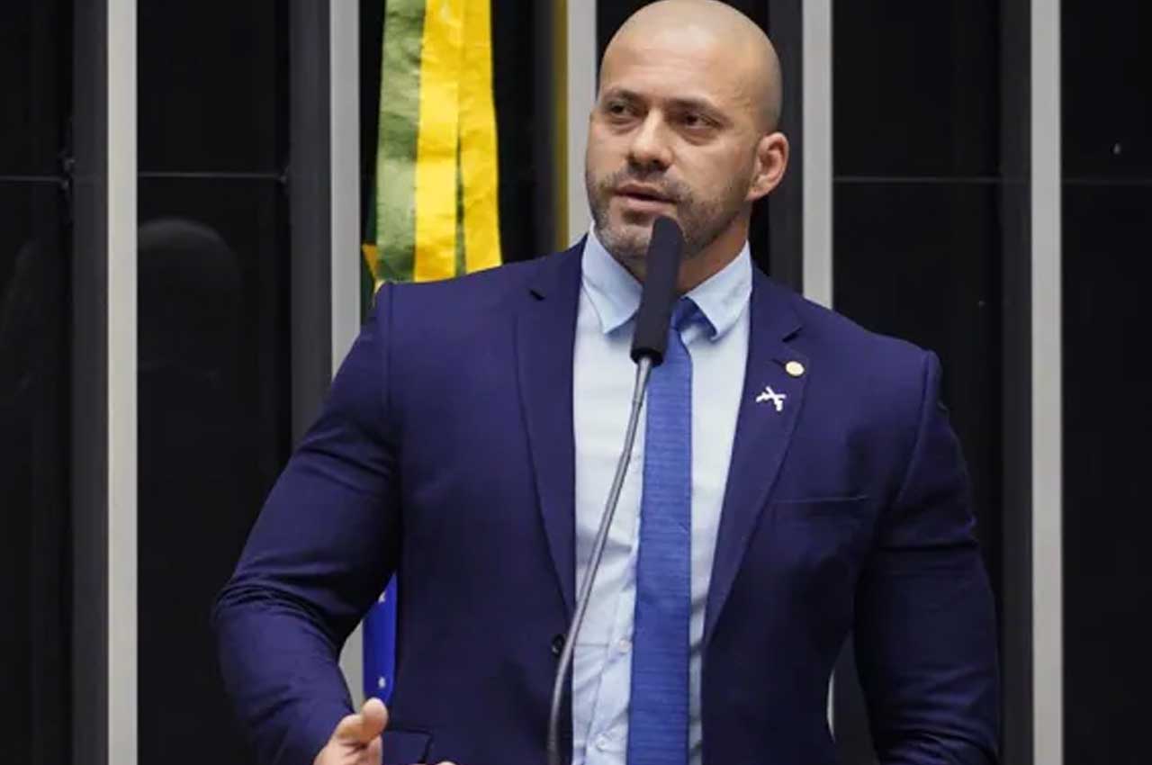 Deputado Federal Daniel Silveira passa a noite em seu gabinete, em Brasília, para não colocar tornozeleira eletrônica