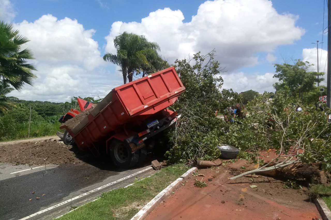 Acidente com caminhão e carro de passeio na avenida Beira Rio, em João Pessoa; quatro ficam feridos