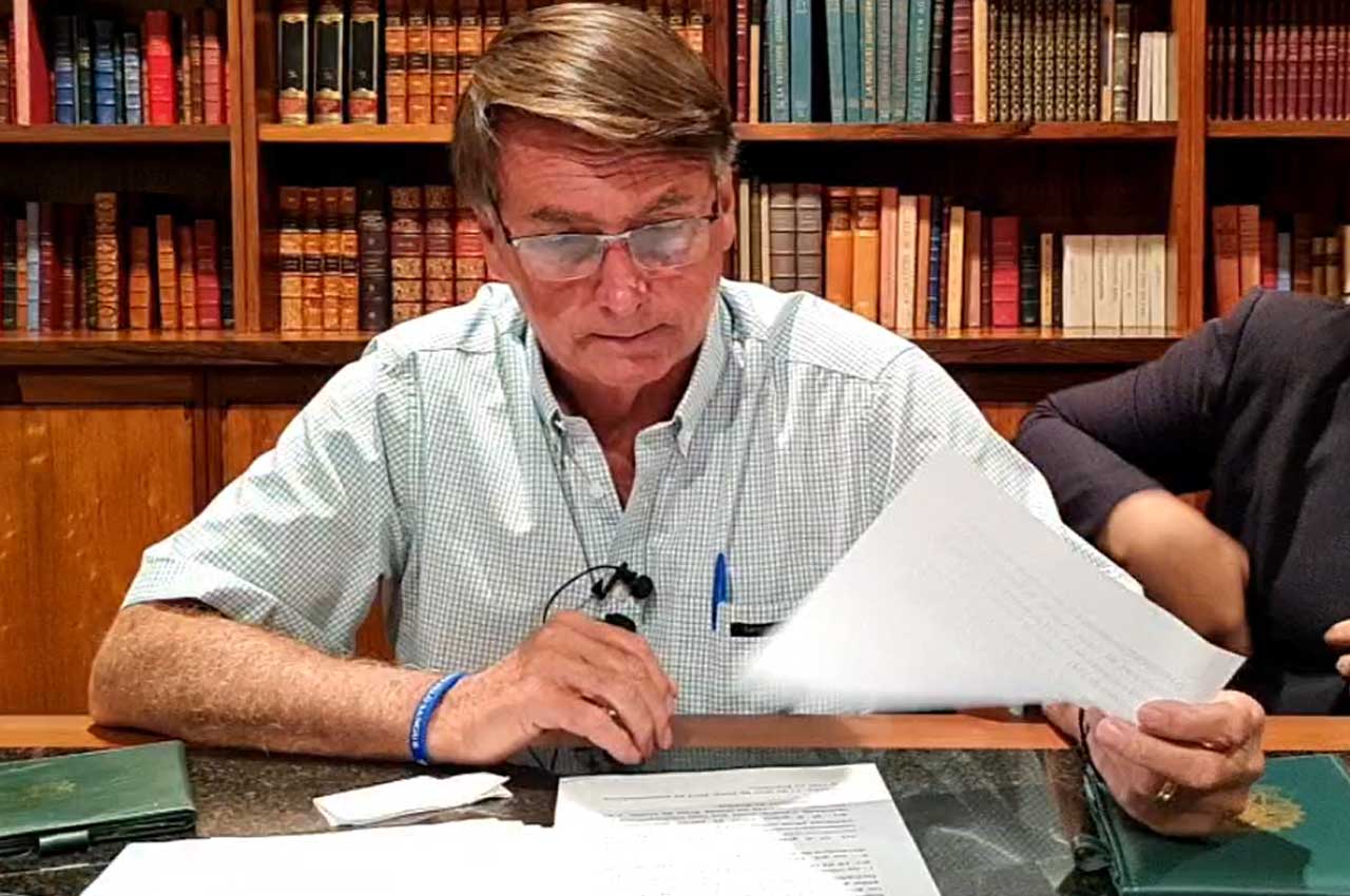 Presidente Bolsonaro em sua live semanal no fecebook