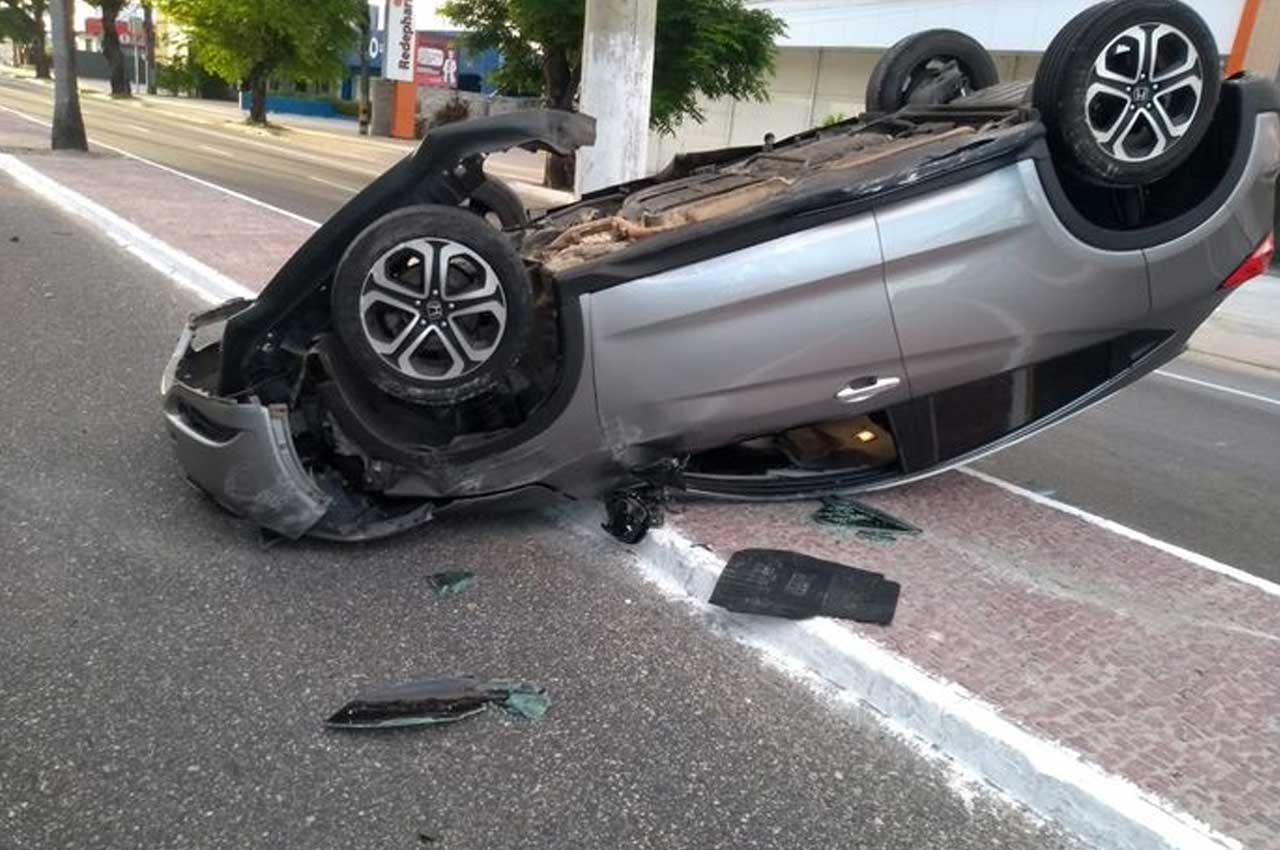 Em João Pessoa: Carro capota na Avenida Epitácio Pessoa, motorista não foi localizado