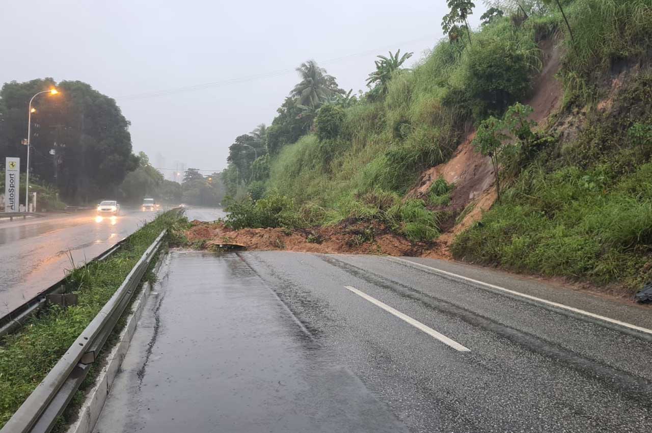 Deslizamento de barreira interdita trecho da BR-230 em João Pessoa