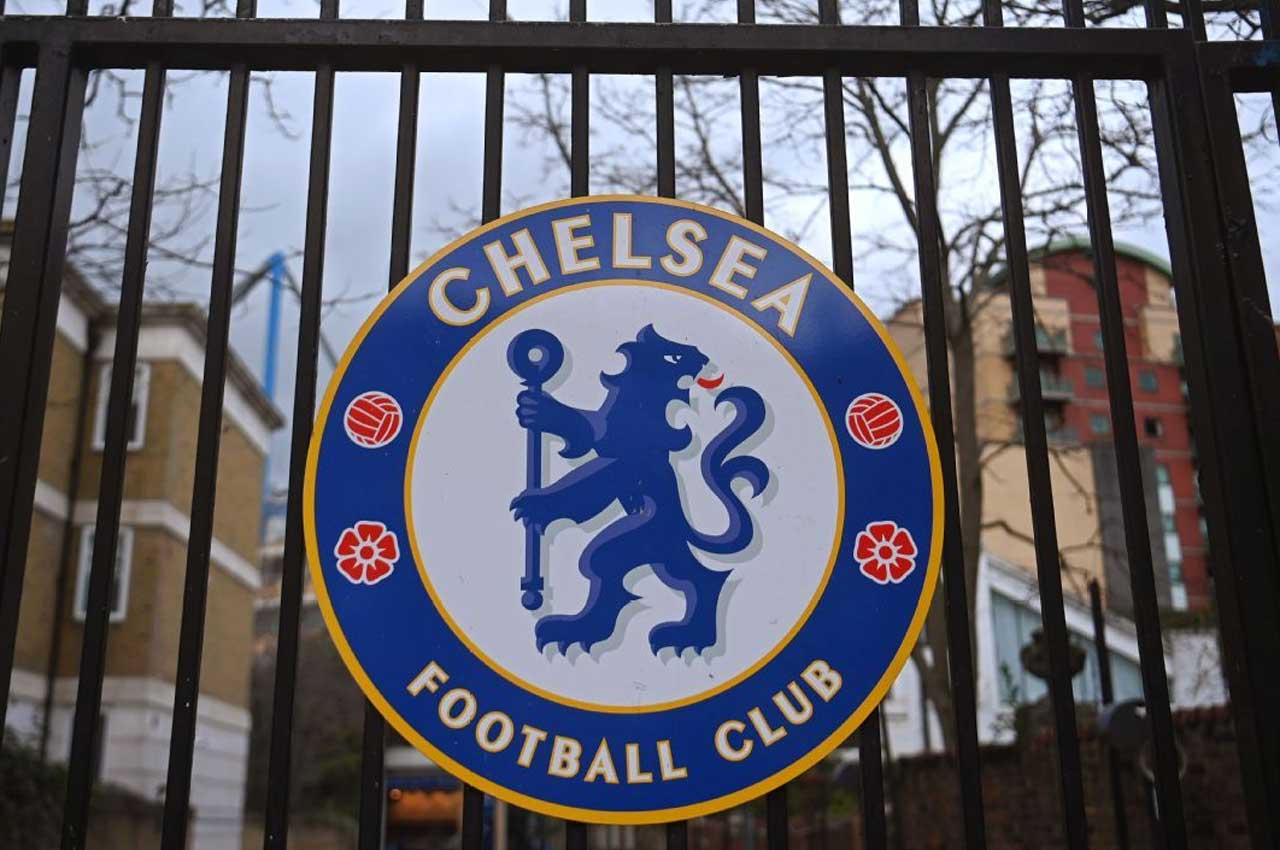 Escudo do Chelsea no estádio Stamford Bridge, em Londres EFE/EPA/NEIL HALL