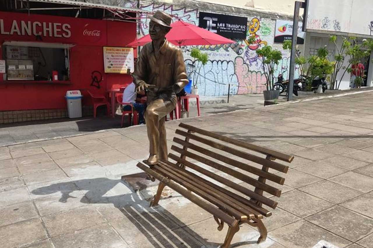 Escultura de jackson do pandeiro é feita em bronze (Foto: Pollyana Sorrentino/RTC)