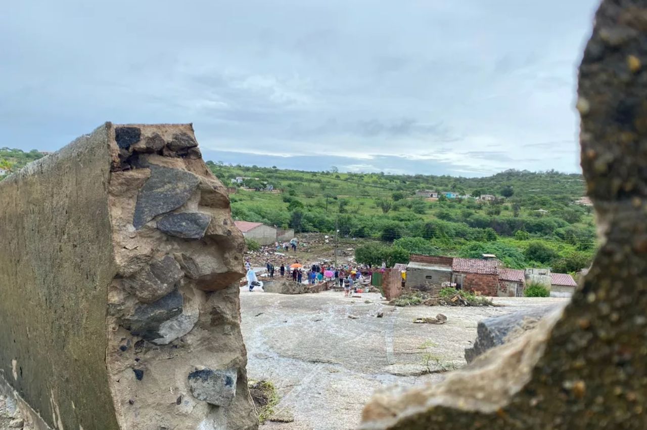 Reservatório de água rompe e deixa feridos em Pocinhos Foto---Artur Lira/TV Paraíba