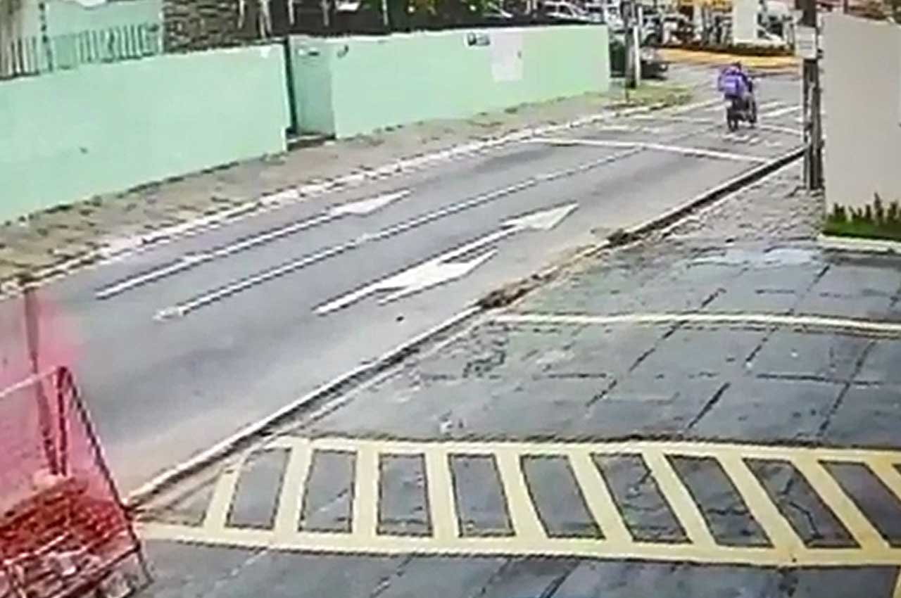 Segundo a polícia, motorista avançou sinal vermelho em acidente que matou motoboy