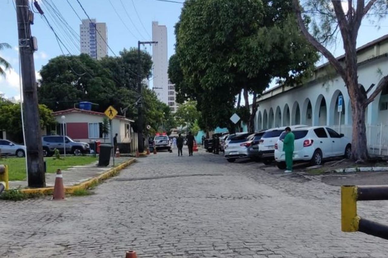 Corpo é encontrado em carro no estacionamento do Hospital de Guarnição, em João Pessoa