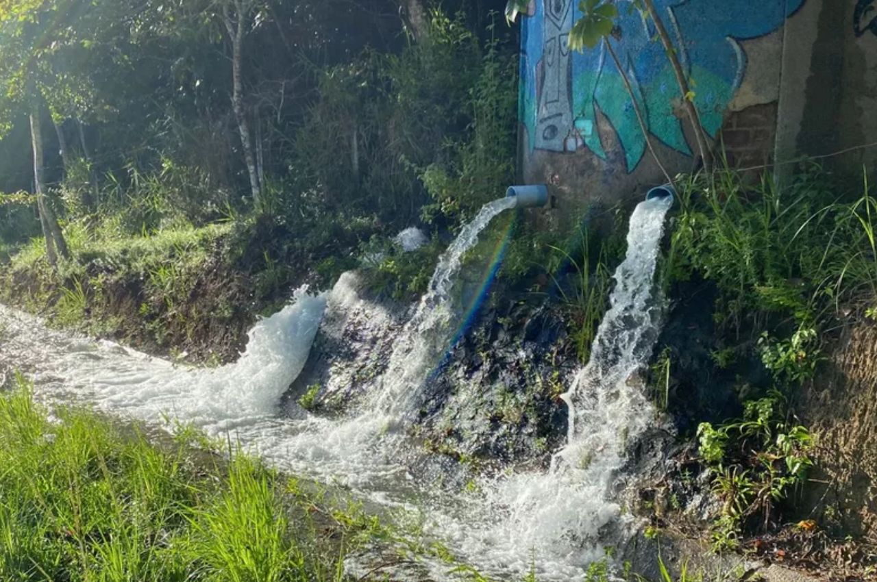 Água escorrendo de chaminé de sistema adutor em João Pessoa 

