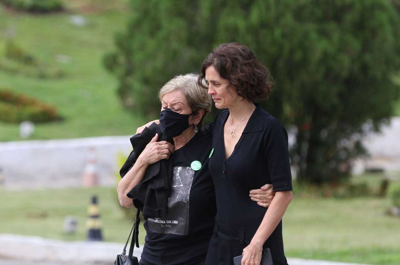 Familiares e amigos se despedem de Dom Phillips em funeral em Niterói-RJ