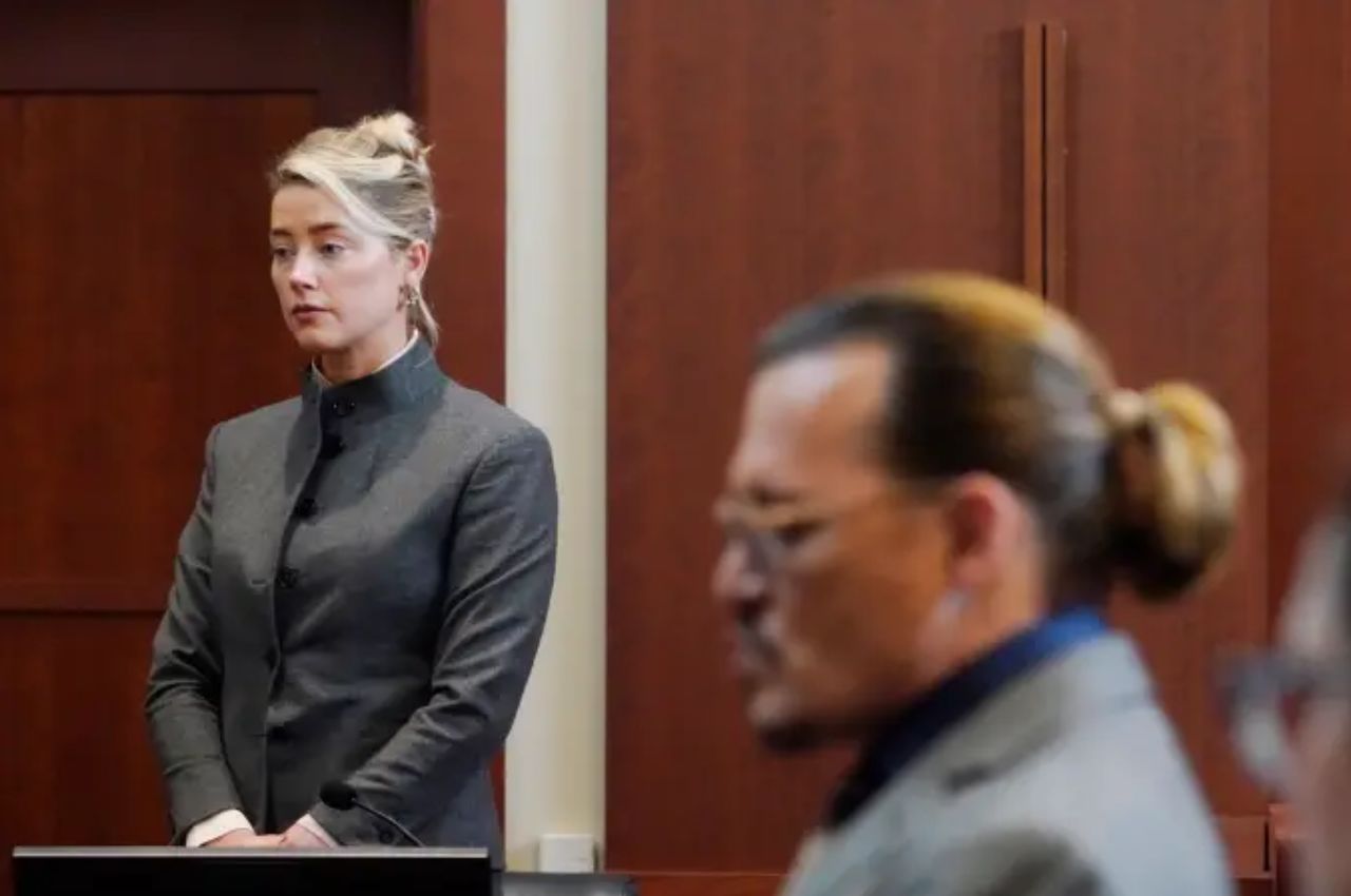 Amber Heard e Johnny Depp, no tribunal do Condado de Fairfax - Steve Helber/AFP