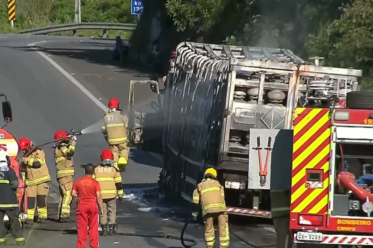 Caminhão com carga de botijões de gás pega fogo e interdita trecho da BR-230, na Paraíba