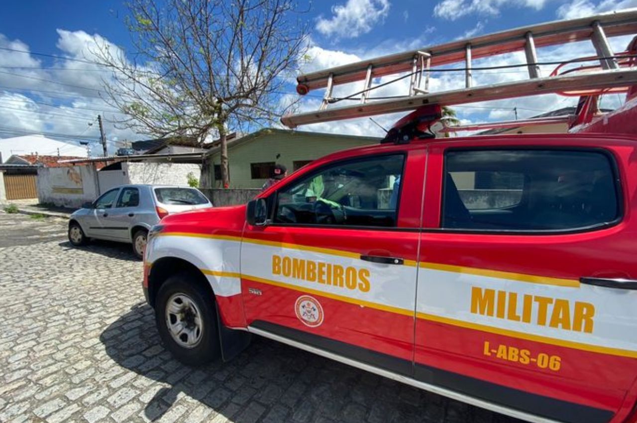 Homem cai em cratera de 5 metros em João Pessoa e é resgatado pelos bombeiros foto--- Betinho Nascimento 