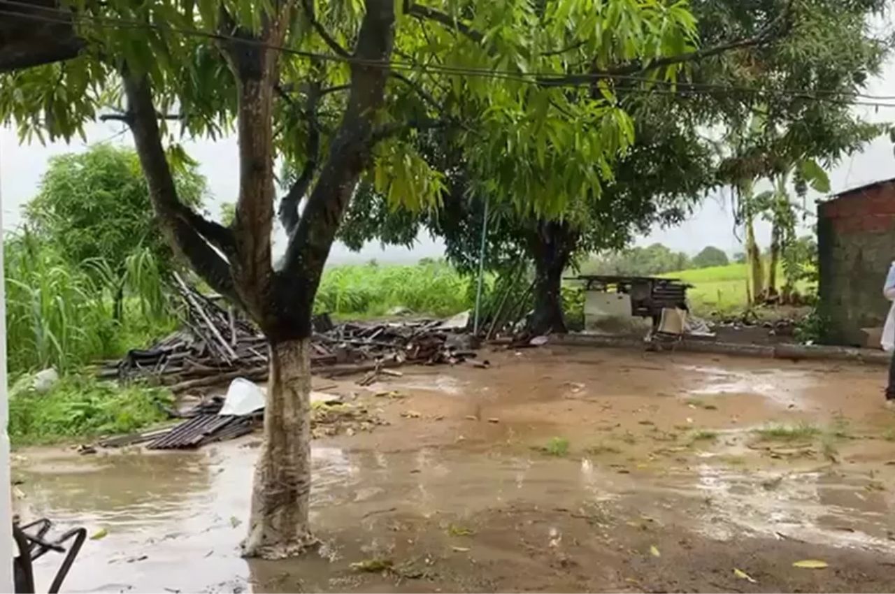 Barraco desabou após chuvas na Zona Rural do Conde Foto---Antônio Vieira/TV Cabo Branco