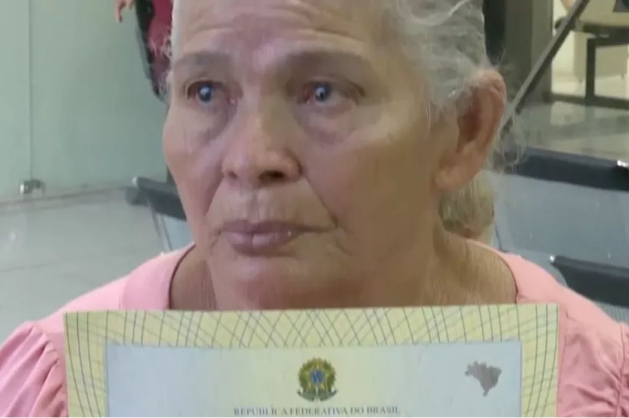 Idosa recebe certidão de nascimento aos 68 anos, na Paraíba Foto---Reprodução/TV Cabo Branco