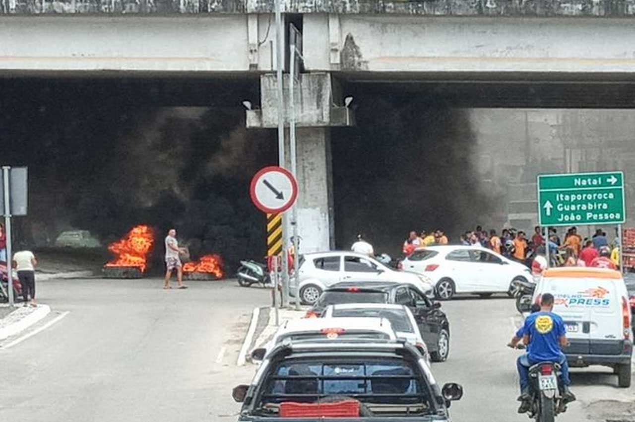 Manifestantes interditam viaduto durante protesto em Mamanguape