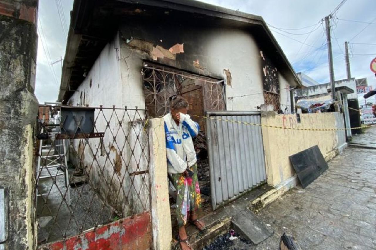 Casa incendiada no bairro do Rangel, em João Pessoa foto--Betinho Nascimento/RTC