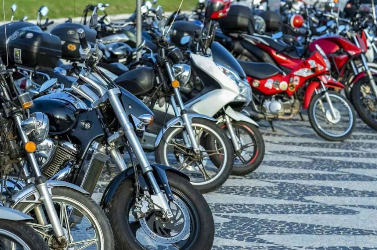 Motocicletas estacionadas 