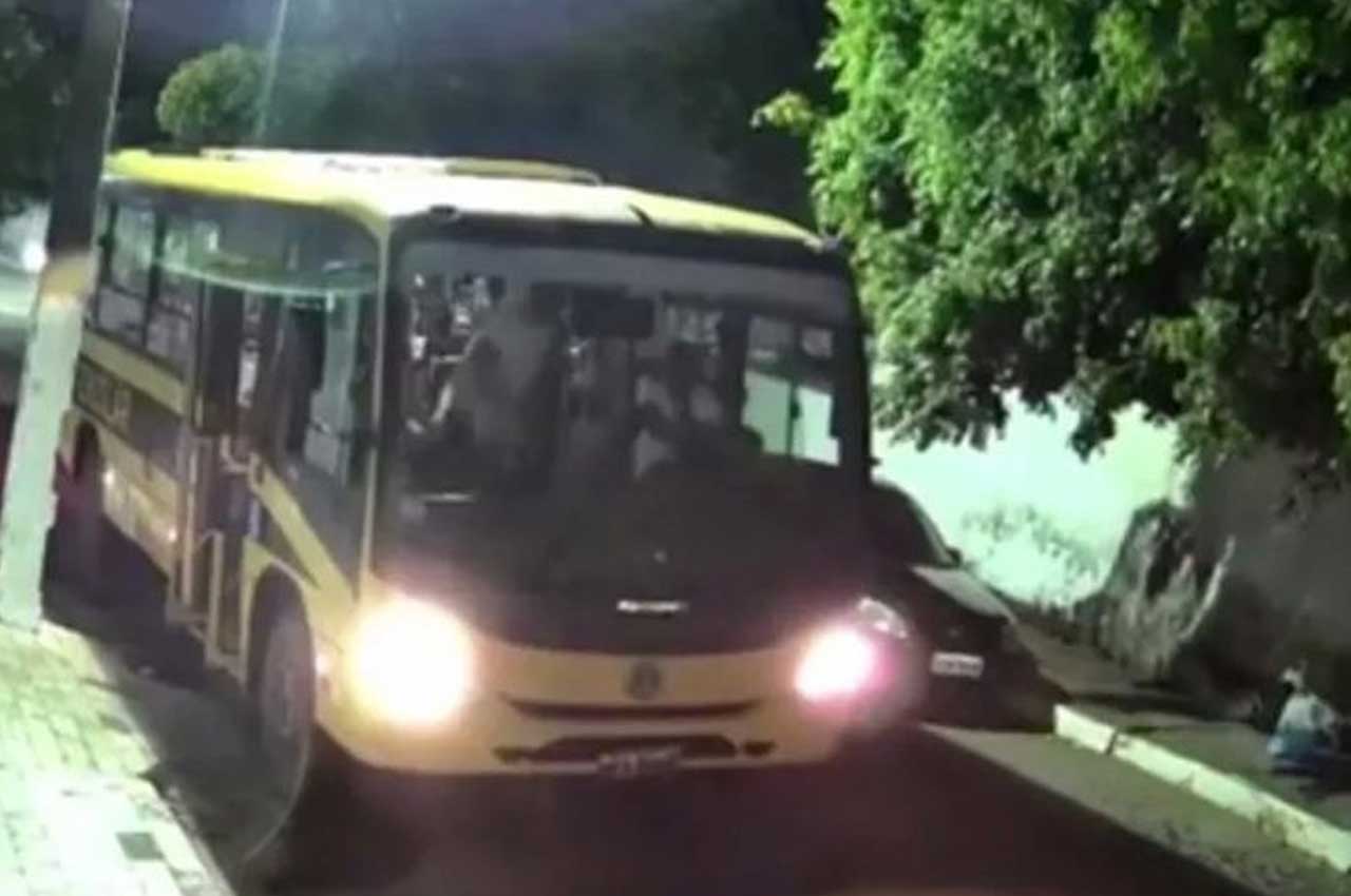 Vídeo: Estudante impede acidente com ônibus escolar na PB