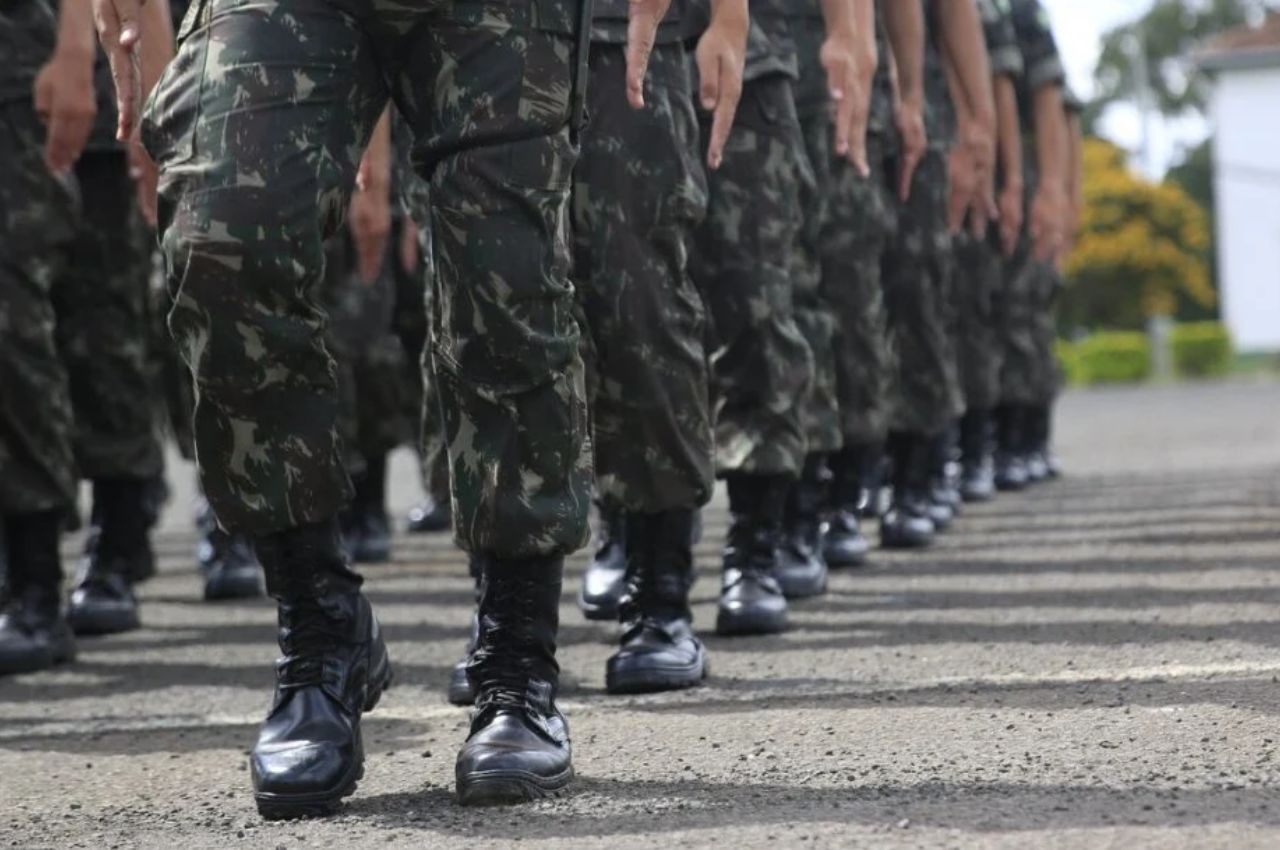 Militares do Exército em fila. Foto--- Acervo 13BIB