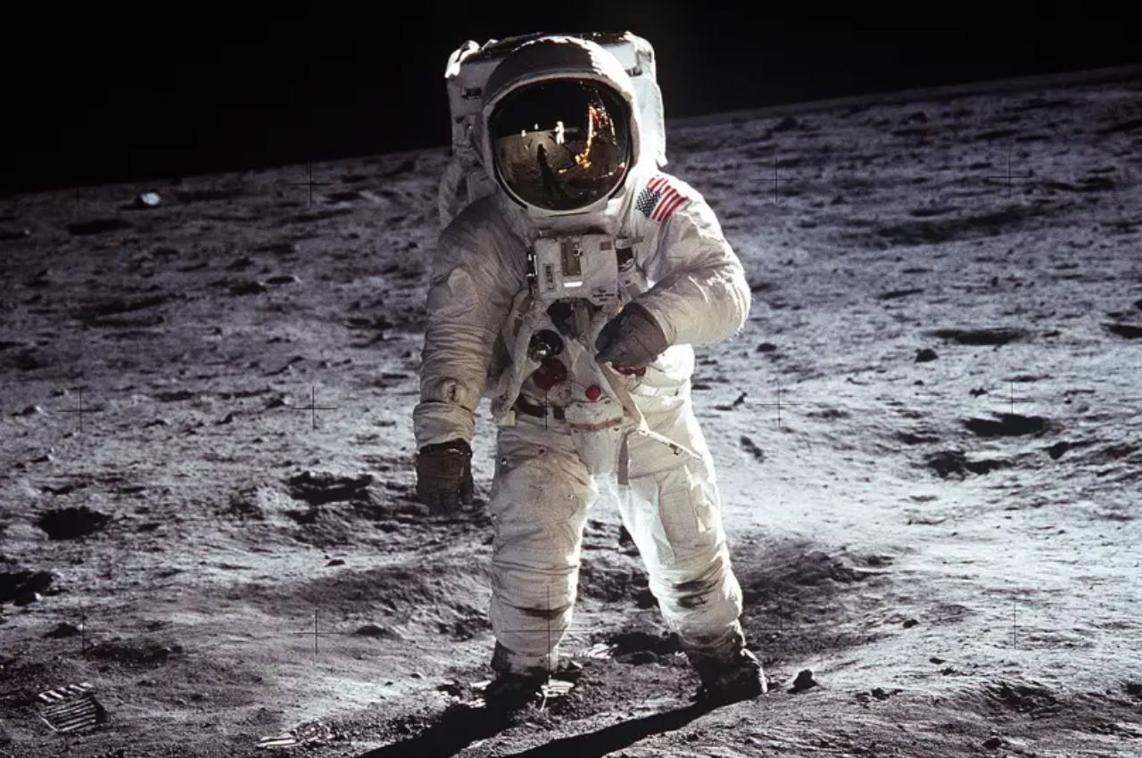 Astronauta Buzz Aldrin caminhando pela superfície da Lua. foto---NASA