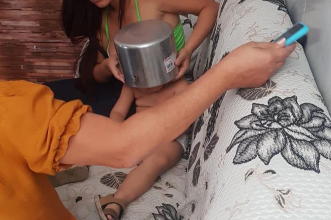 Criança fica com cabeça presa em panela de pressão, em João Pessoa
