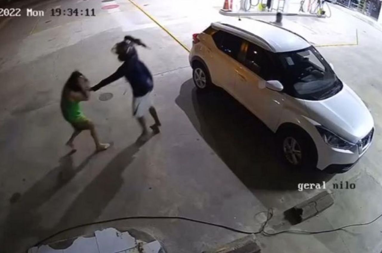 Dupla assalta carro enquanto frentista calibra pneus, em João Pessoa Foto: Reprodução