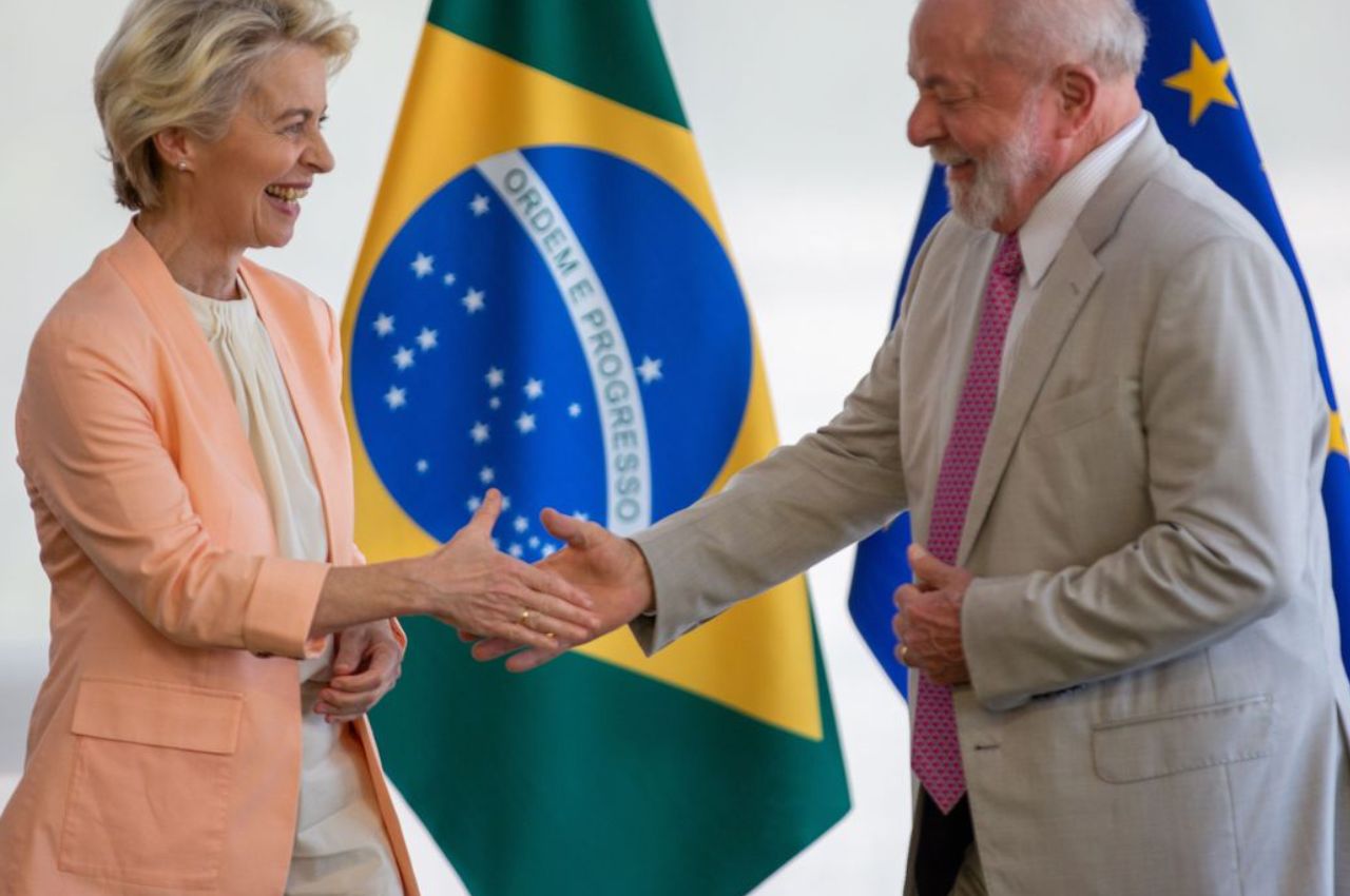 Ao lado da presidente da Comissão Europeia, Lula foto--- Fábio Rodrigues-Pozzebom/Agência Brasil