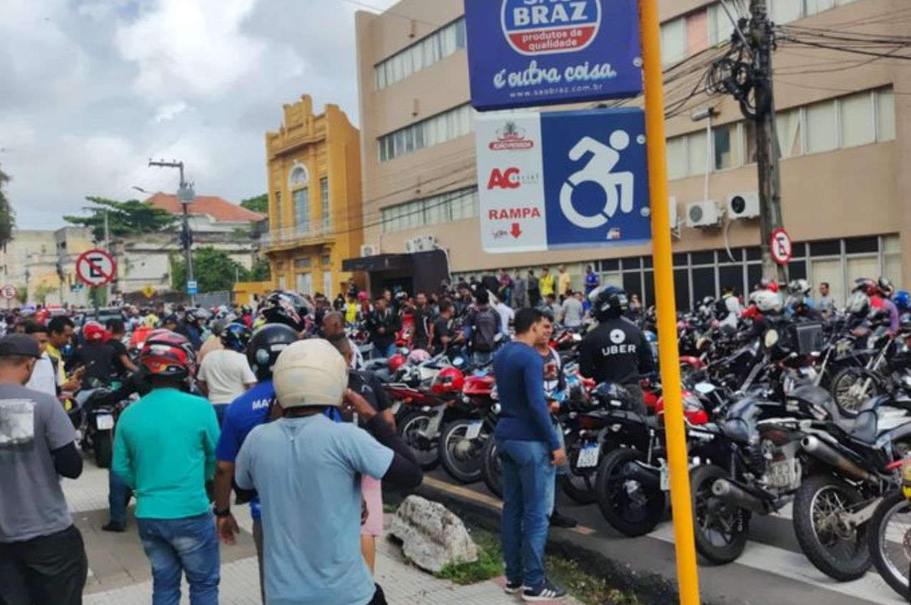 Motoboys fazem protesto em frente à Câmara de João Pessoa foto----Pollyana Sorrentino/RTC)