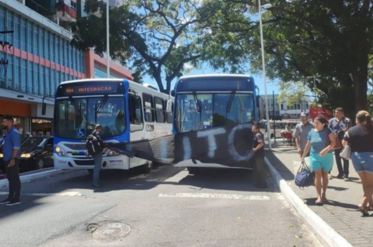 Motoristas de ônibus protestam na Lagoa após morte de condutor queimado em ataque, em João Pessoa