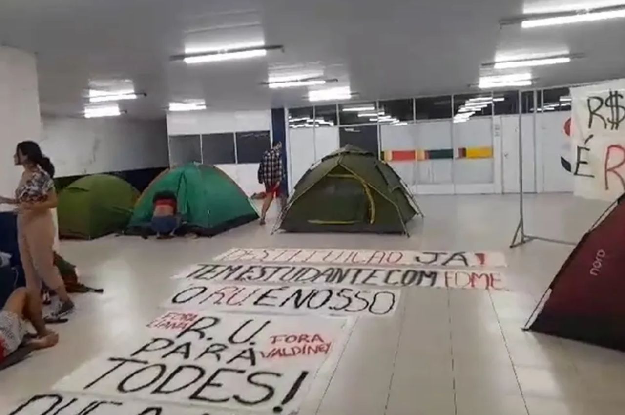 Estudantes ocupam reitoria em ato contra aumento Restaurante Universitário foto---- reprpdução
