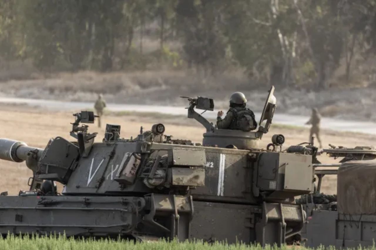 Artilharia israelense tomando posição ao longo da fronteira de Gaza no segundo dia do conflito em curso entre Israel e o grupo islâmico Hamas

Crédito: Ilia Yefimovich/picture alliance via Getty Images