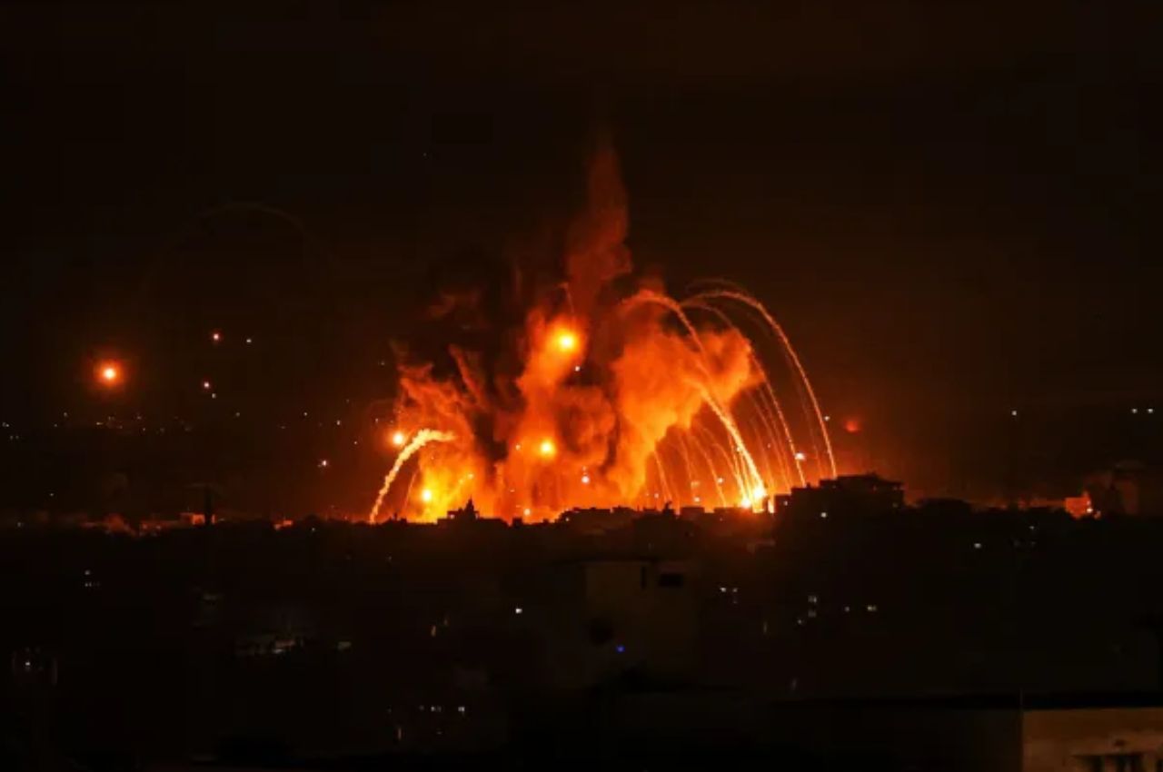 Bombardeio israelense na Faixa de Gaza no domingo (8)

Crédito: Ali Jadallah/Anadolu Agency via Getty Images