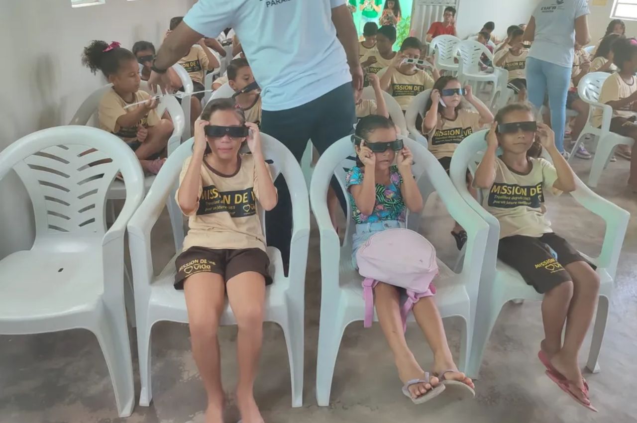 Óculos para eclipse são doados para crianças em comunidade de João Pessoa — Foto: Edilene Santos/CUFA