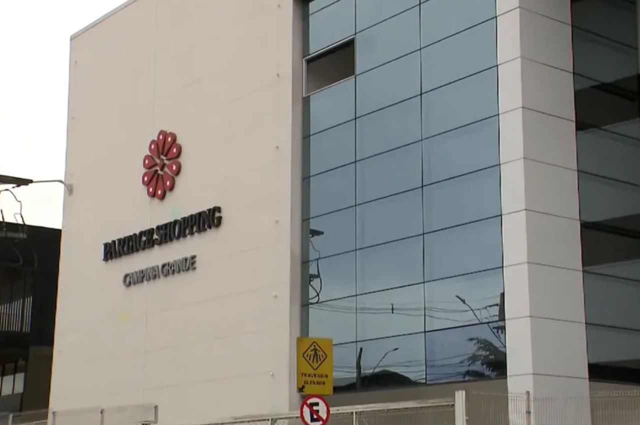 Placa de vidro cai de shopping de Campina Grande e uma mulher morre — Foto: TV Paraíba/Reprodução

