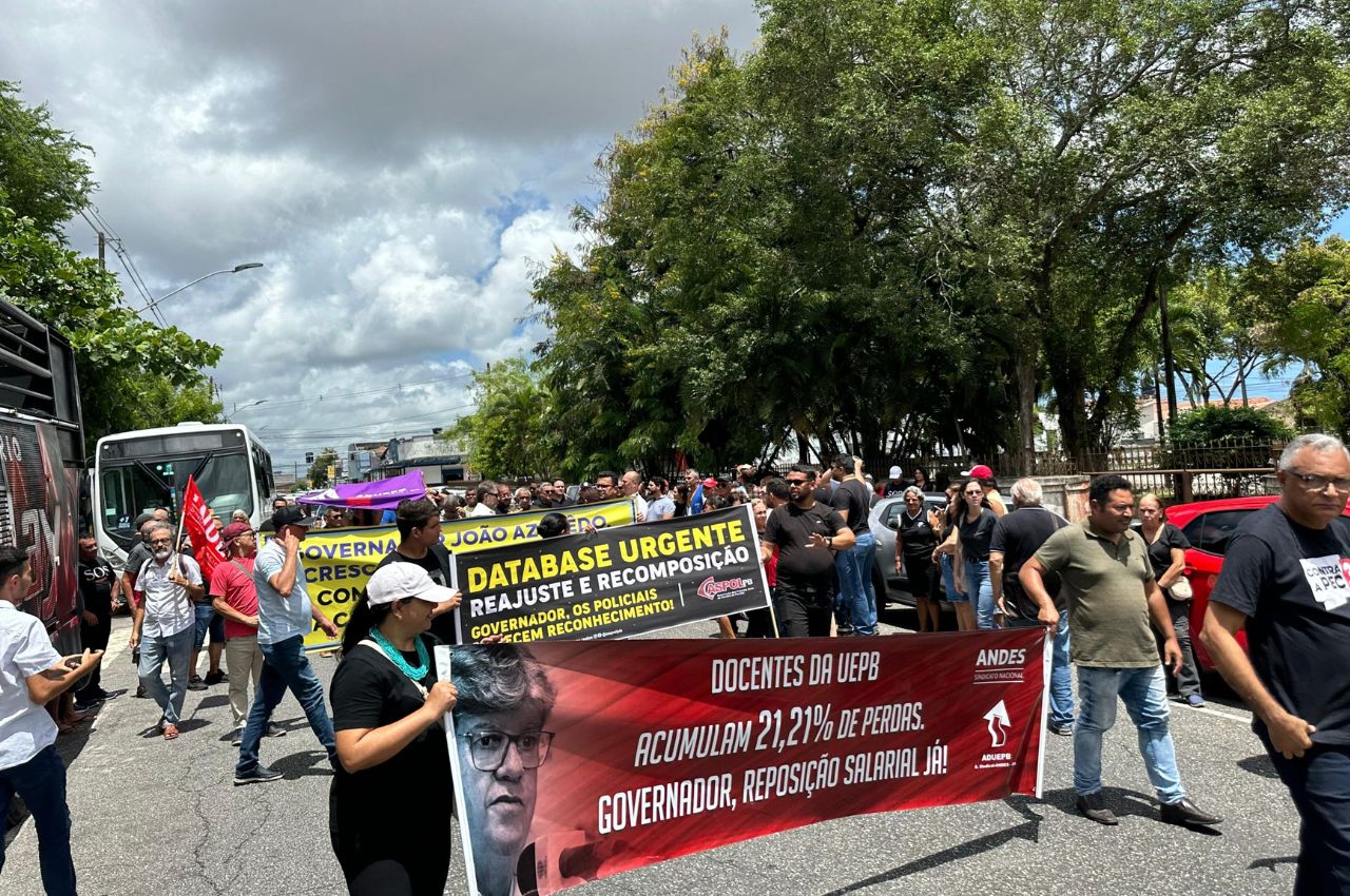 Servidores estaduais da Paraíba protestam por reajuste Salarial anunciado pelo governo