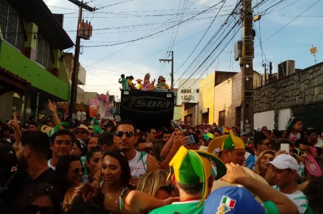 Blocos carnavalescos em Campina Grande são autorizados a desfilar com restrição de 1 km de locais de cultos ou missas católicas