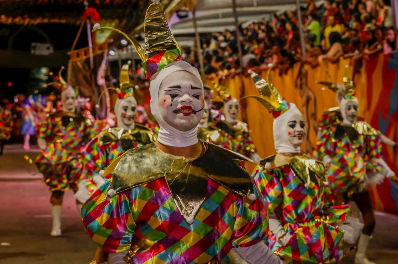 Carnaval Tradição: multidão lota arquibancadas na primeira noite de desfiles na Duarte da Silveira