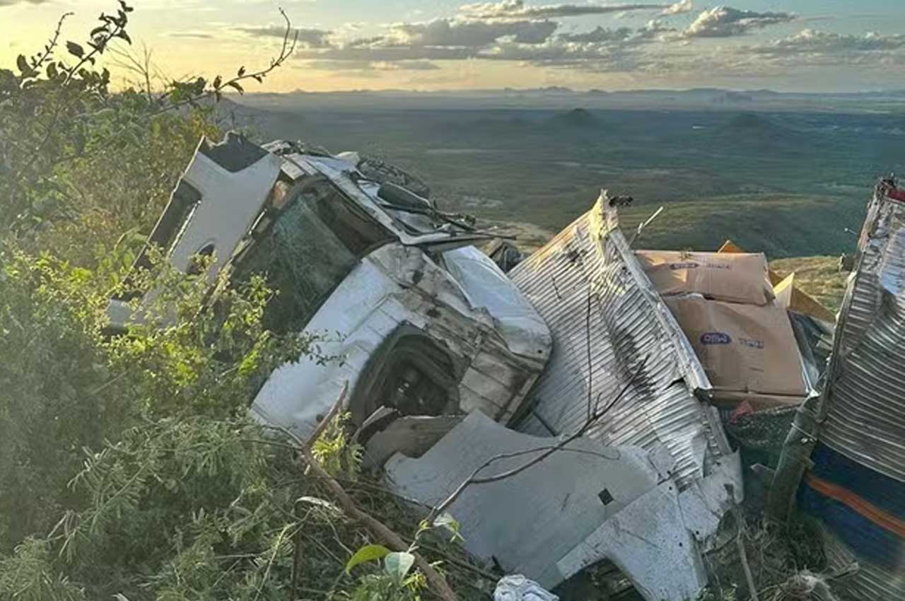 Carro e caminhão ficam destruídos em acidente grave, e todos os cinco ocupantes sobrevivem