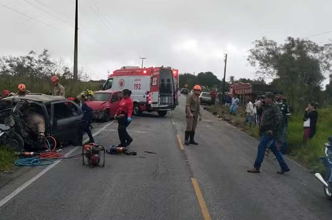 Acidente na PB-115 envolvendo dois carros e um caminhão deixa uma pessoa morta e oito feridas