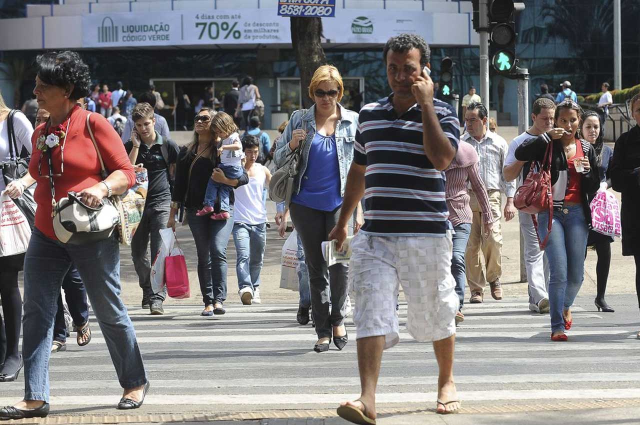 População brasileira chega a 212,5 milhões de habitantes, diz IBGE